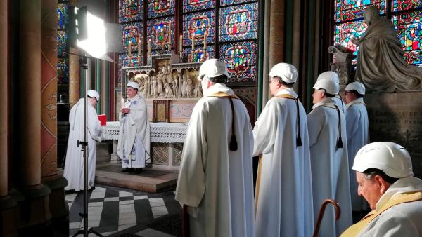 巴黎圣母院灾后首次弥撒：神父戴安全帽
