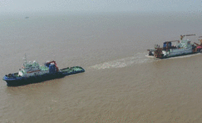 近10艘“海上神器”在上海金山外侧海域模拟防台风撤离实战