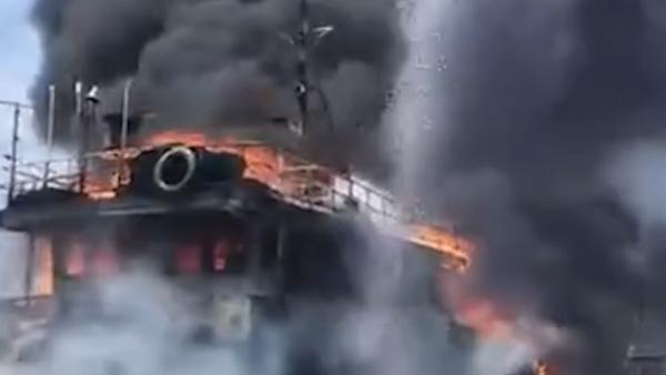 泉州一渔港内渔船突发大火，无人伤