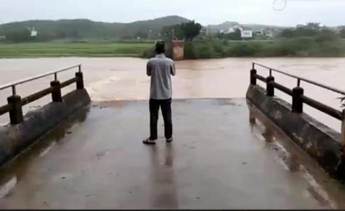 广东东源一危桥被河水冲垮致小车坠河，2人遗体已被打捞上岸