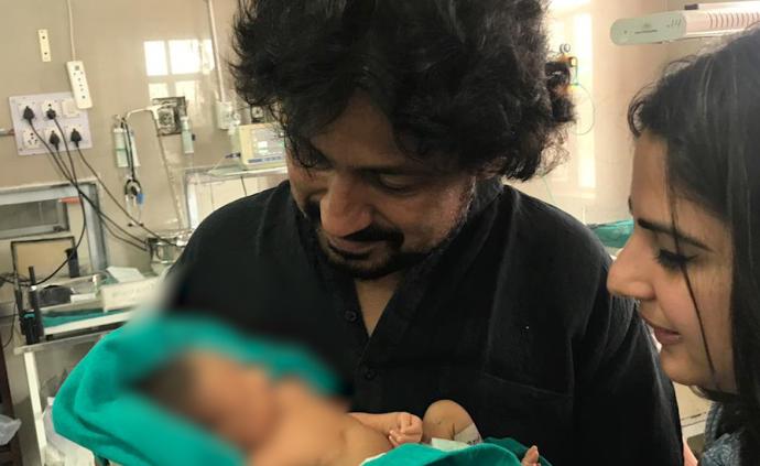印度记者夫妇收养弃婴，父亲节晒全家福