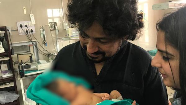 印度记者夫妇收养弃婴，父亲节晒全家福