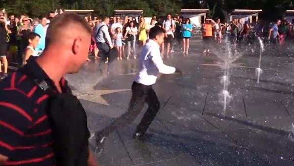 乌克兰总统被民众“围堵”，穿越喷泉脱身