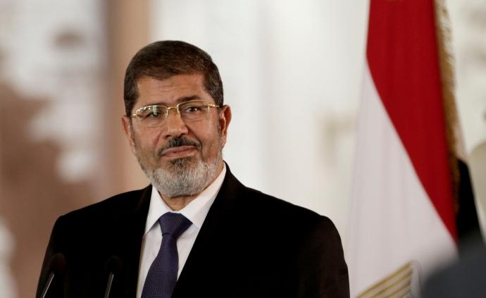 庭审突发心脏病，埃及首位民选总统去世
