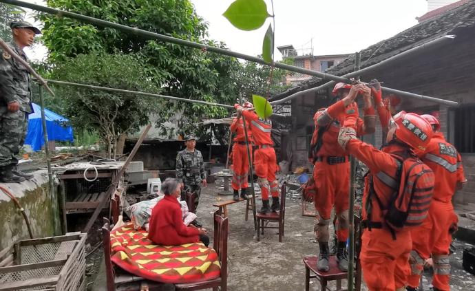 震中雙河鎮:老人守護無法行動的九旬母親