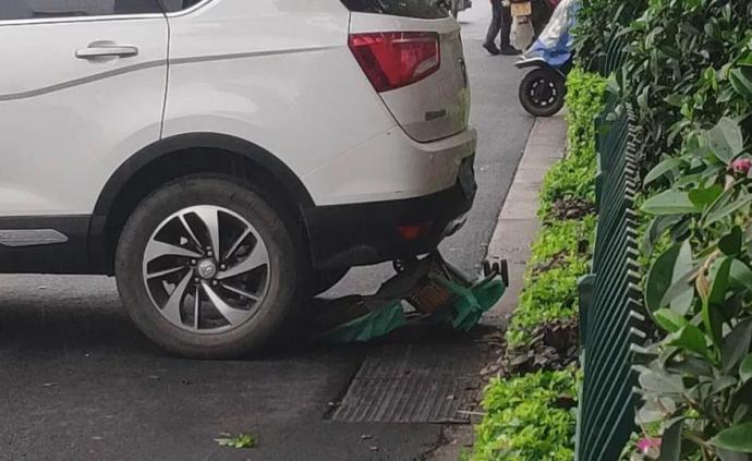 柳州一SUV后溜碾压婴儿车致一岁男童身亡，疑司机未拉手刹
