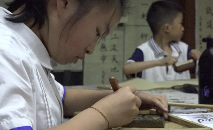 衢州老师教学生木活字印刷，要刻7万字