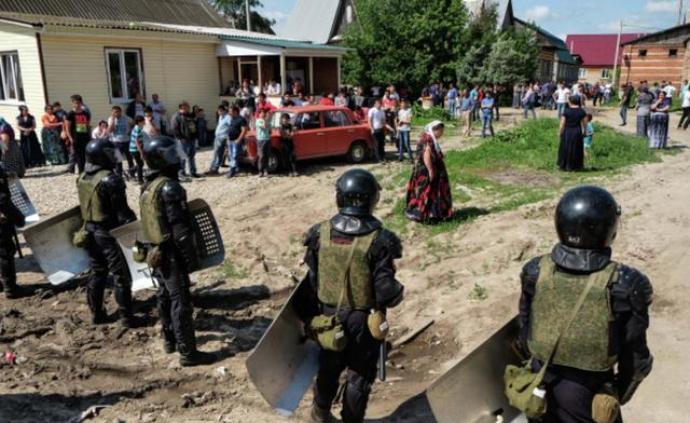 俄罗斯村民与吉普赛人大规模斗殴，逾百人接受问询15人被捕