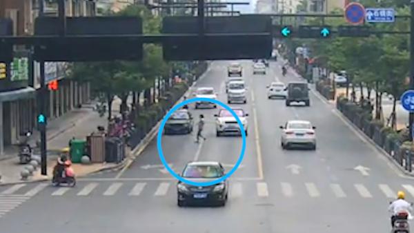 乱穿马路致事故，杭州首罚行人负主责
