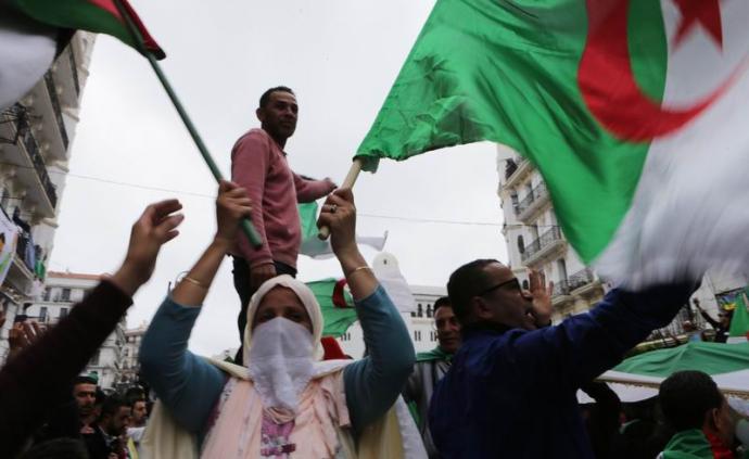 精英斗争、石油食利和认同危机：阿尔及利亚的转型困境