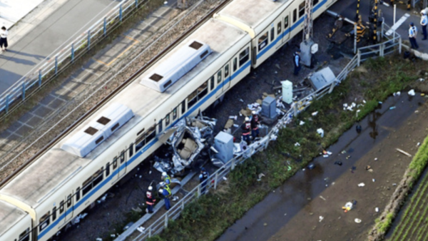 日本轿车卡轨道口，列车撞击后脱轨