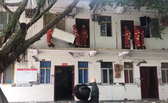 震后长宁︱消防员入危房转移灾民家产