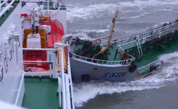 “幽灵船”涉嫌走私在长江口冲撞海事公务船，被移交海警