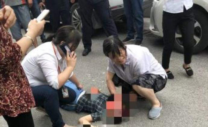 南京警方通报10岁女童被高空坠物砸中重伤：8岁男童所为
