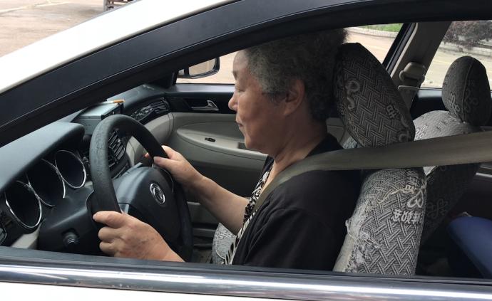 69岁老太花两月考到驾照：挑战下自己