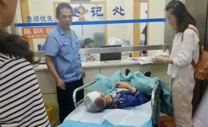 江苏江阴一男孩遭高空坠落钢管砸头，被送医治疗