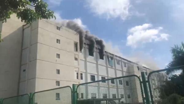 深圳比亚迪厂房起火，现场浓烟滚滚