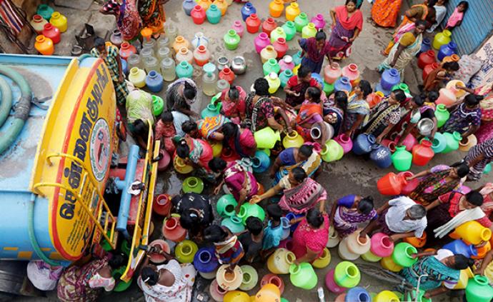 美媒聚焦印度缺水危机：水库干涸，居民炎热夏日排队接水