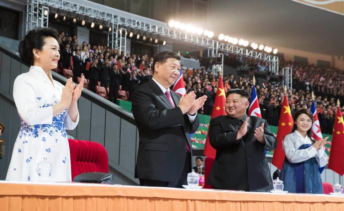 习近平和彭丽媛观看朝鲜大型团体操和艺术演出