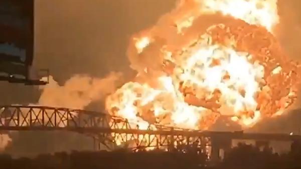 美国150年历史炼油厂爆炸，火光冲天