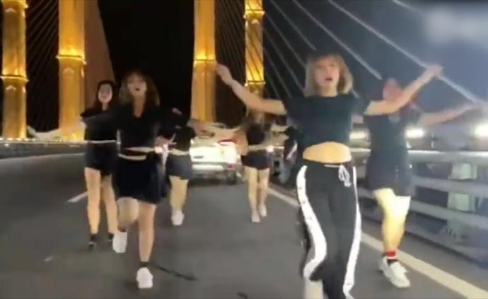 为蹭热点，少女组团在网红大桥车流中跳舞
