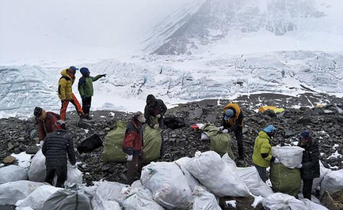 珠峰清洁工发愁：垃圾惊人，包括排泄物、氧气瓶和数十顶帐篷