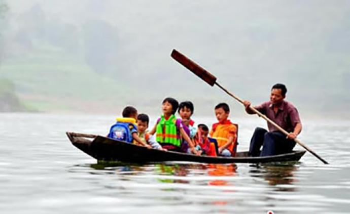 暖闻｜广西乡村“摆渡教师”：34载每天划船接送学生上下学