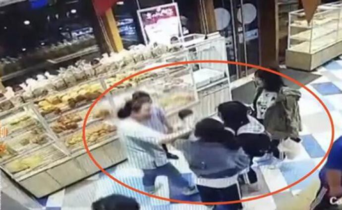 扇耳光、踹肚子……青岛17岁女生买面包时遭女顾客推搡殴打