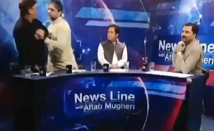 巴基斯坦政客与记者打架，打完继续直播