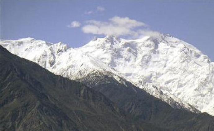 两名中国登山者在巴基斯坦遭雪崩遇难，遗体仍在搜寻中