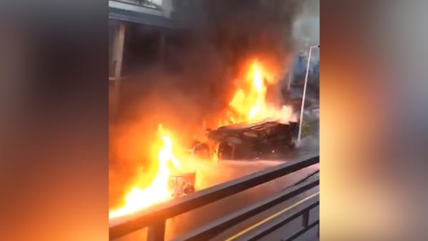油罐车侧翻起火引燃房屋，2死4伤