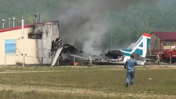 俄罗斯客机迫降冲出跑道起火，2死19伤