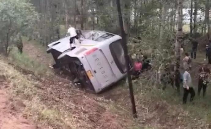 大慶一滿載乘客通勤班車側(cè)翻,已2人死亡