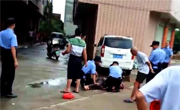 广西一男子因情感纠纷砍死7岁女童，被路过法警徒手夺刀制服