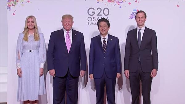 特朗普G20与安倍合影，喊来了女儿女婿