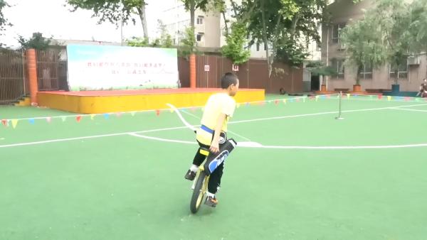 小学开设骑独轮车射箭课程：改善孩子驼背