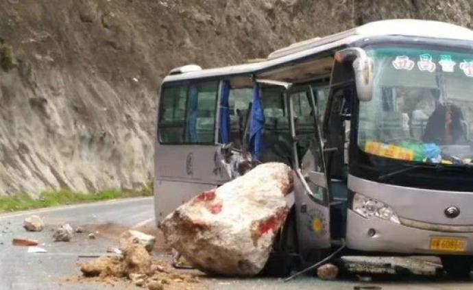 四川雷波：开往西昌一客车被大石砸中，已致3死8轻伤