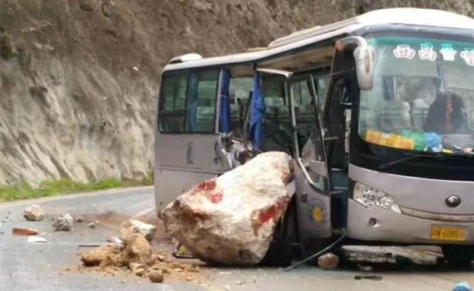 四川雷波县一客车被飞石砸中，已致3死14伤