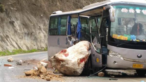 四川一客车被飞石砸中致3死14伤