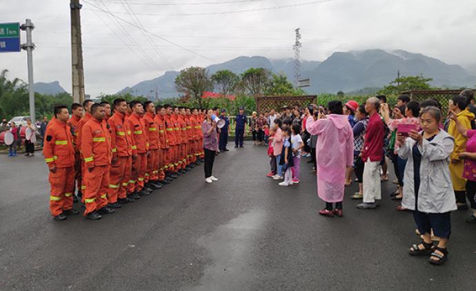 四川长宁地震救援人员开始撤离，群众自制凉糕敲锣打鼓送行