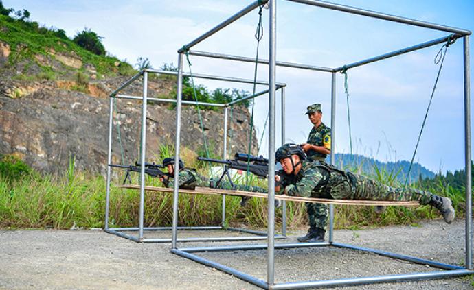 重庆武警开展极限训练，要求晃动狙击200米外的鸡蛋