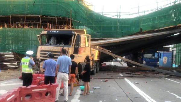 深圳在建桥梁被撞塌，司机涉嫌疲劳驾驶