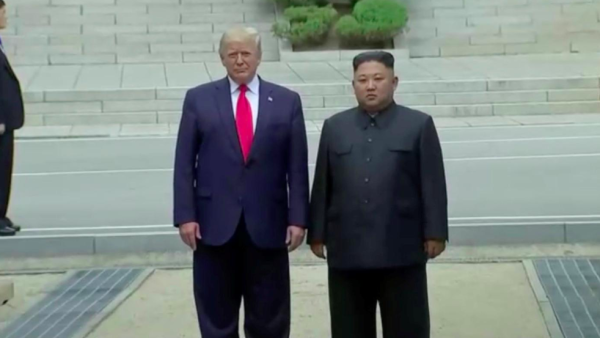 特朗普踏入朝鲜领土与金正恩握手
