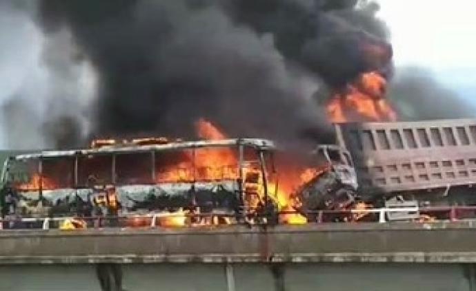 内蒙古阿尔山大客车与货车相撞起火燃烧，已致6死31伤