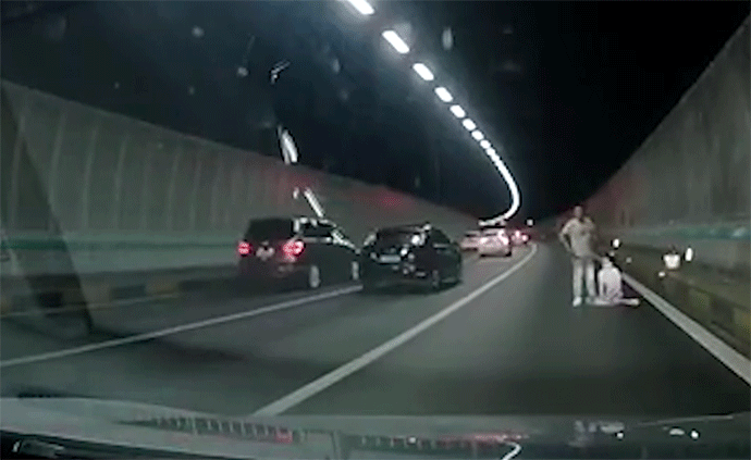 隧道内起争执，女子两次冲出撞向过往车辆