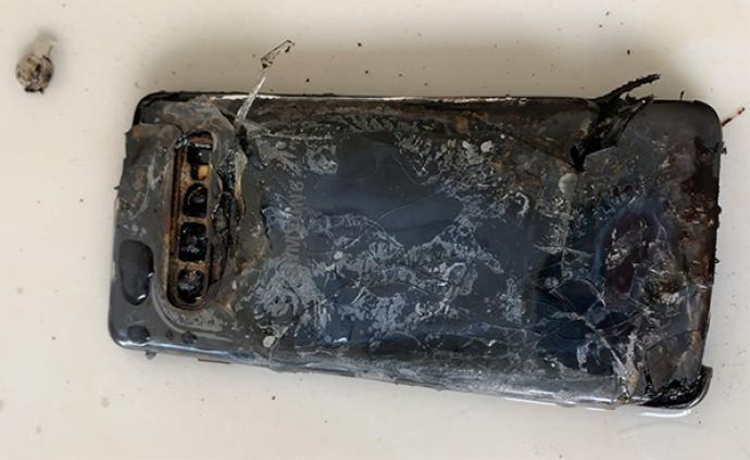 消费者称新购三星S10手机充电时自燃，此前国外疑有先例