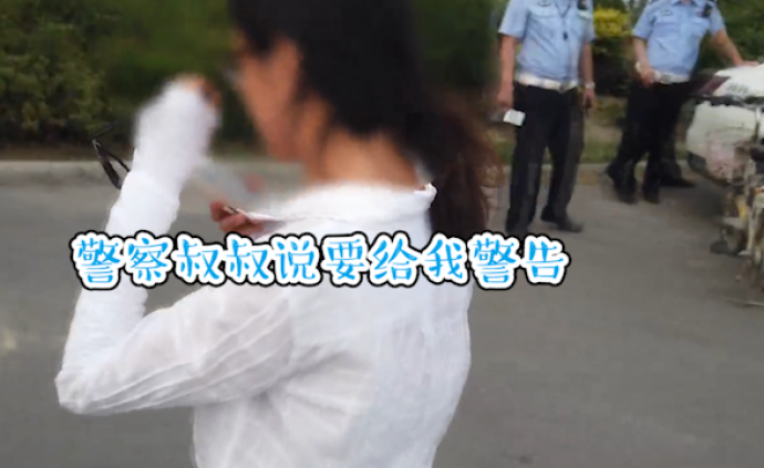 女大學生騎車逆行被查,哭著向老師求助