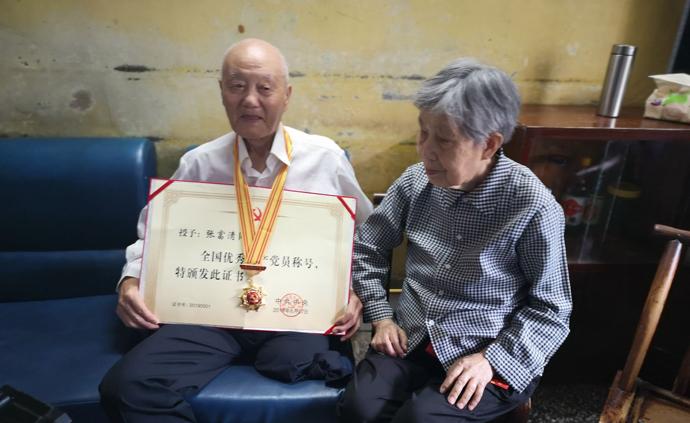 张富清“全国优秀共产党员”称号颁授仪式在湖北来凤县举行
