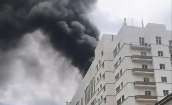 内蒙古自治区政府旧院办公区5号楼楼顶着火，无人员伤亡