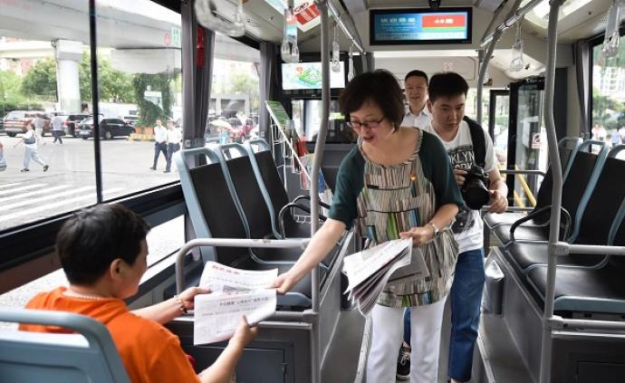 每天下午4时起，上海49路公交车赠阅200份《新民晚报》